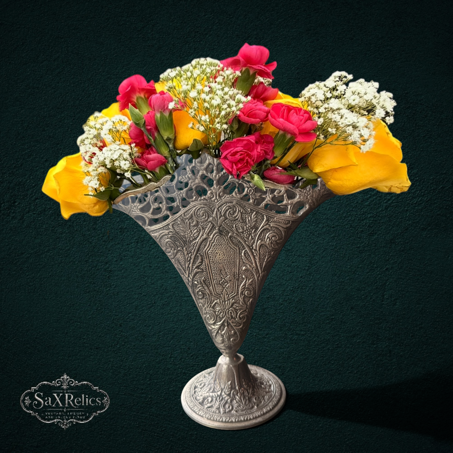 Abanico — Vintage Ornate Filigree Fan Vase (Brass, 9")