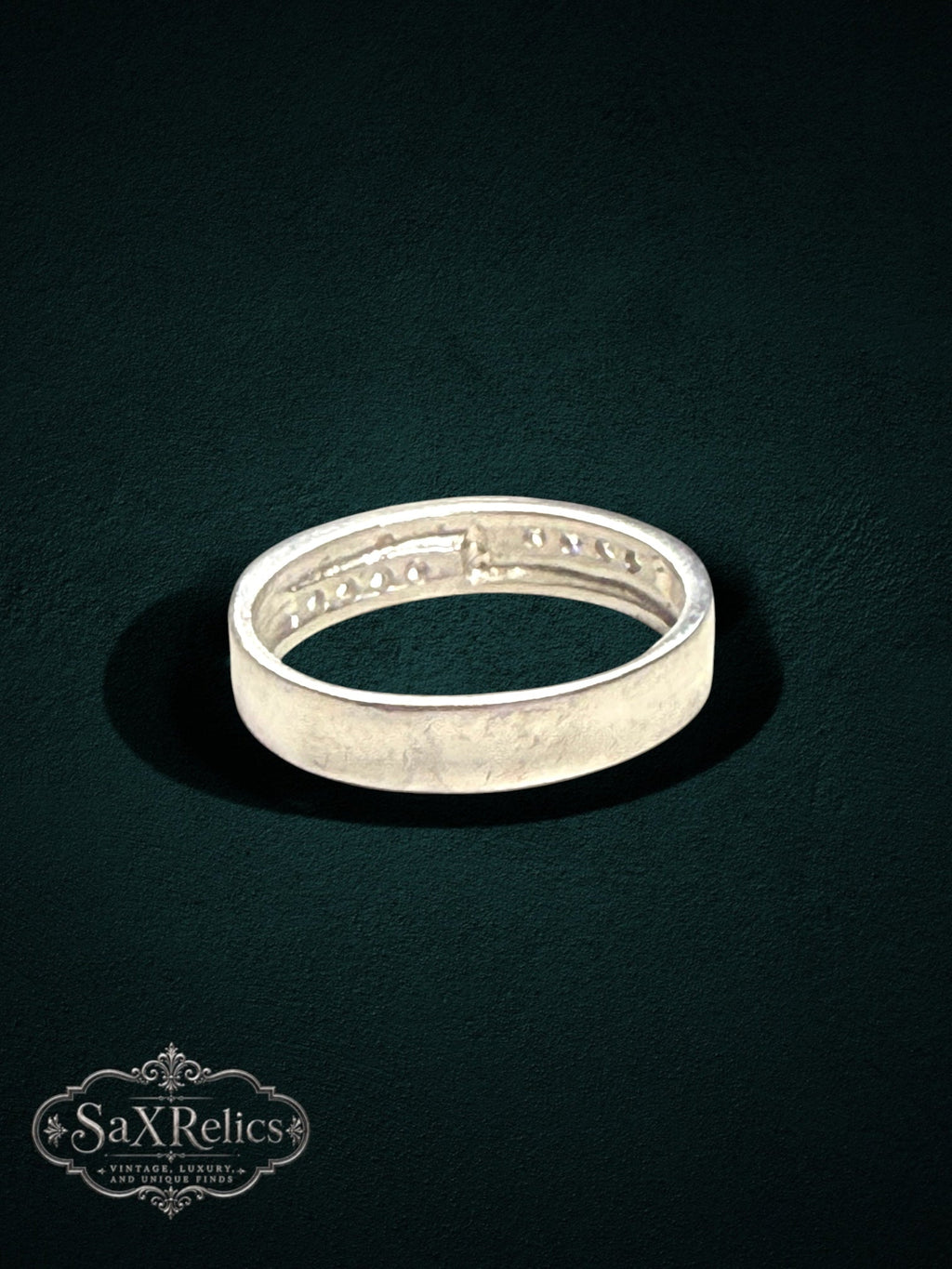 Compromiso bridal set — sterling silver CZ band on a dark background